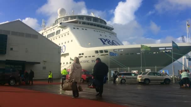 Sea passengers boarding a cruise ship — Stock Video
