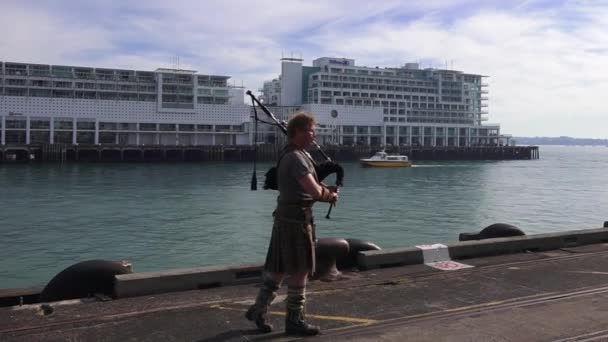 Scottish man play bagpipe una clase de instrumento musical , — Vídeos de Stock