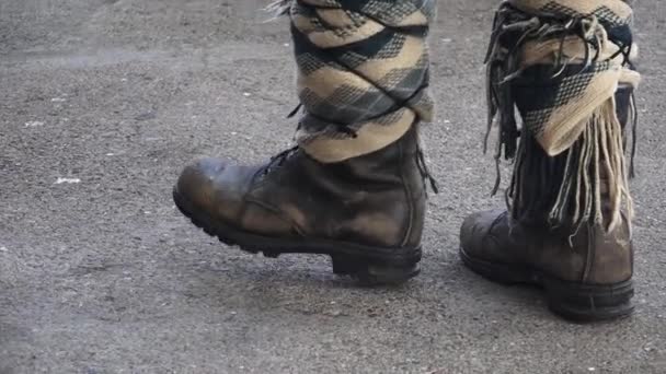 Zapatos de hombre escocés bailando al ritmo . — Vídeos de Stock