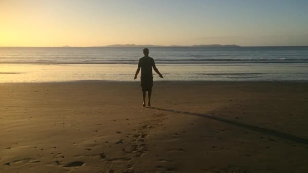 L'homme saute sur la corde à sauter sur la plage — Video