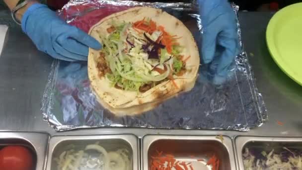 Turco doner kebab roll — Vídeo de Stock