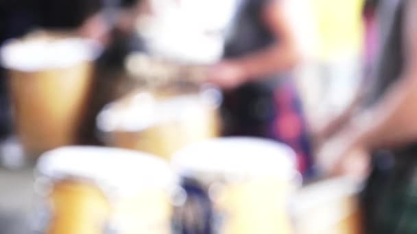 Handen van een drummer van de Schotse drummers drummen — Stockvideo