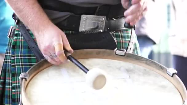 Handen van een drummer van de Schotse man drummen — Stockvideo