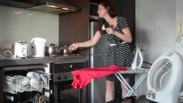 Eine Frau verschwendet Strom, Macht zu Hause Konzept — Stockvideo