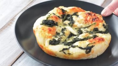 Türk düz ekmek peynir ve ıspanak tepesi ile