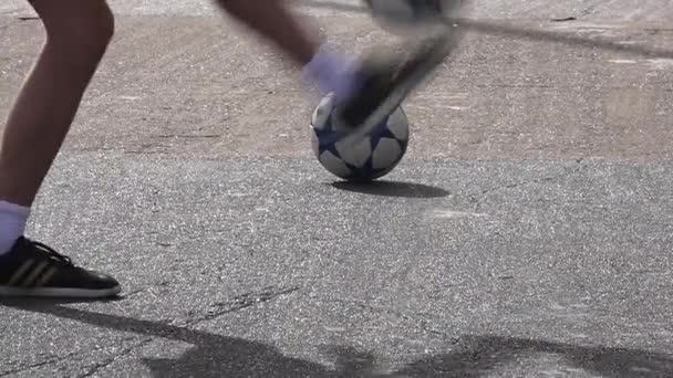 Άνθρωποι παίζουν ποδόσφαιρο ποδόσφαιρο δρόμου — Αρχείο Βίντεο