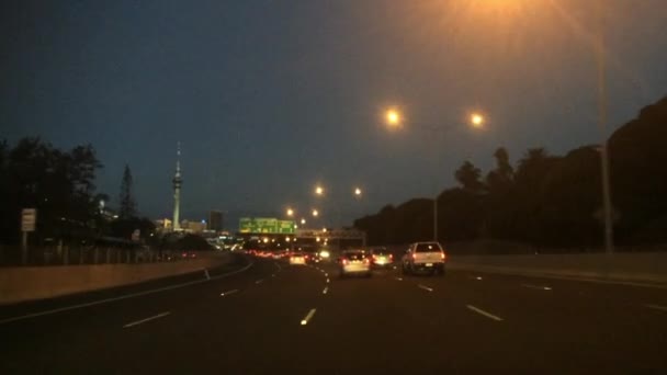 Kvällen trafik till Auckland city Nya Zeeland. — Stockvideo