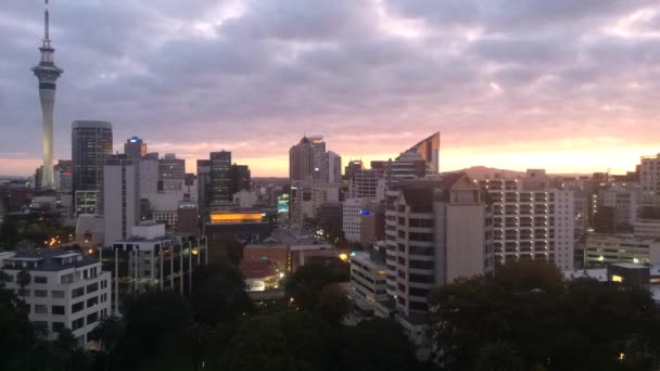 Time-lapse van winter zonsopgang boven Auckland city — Stockvideo