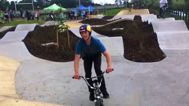 Freestyle BMX ciclisti pilota che esegue una acrobazia a base di salto in urban bike park — Video Stock