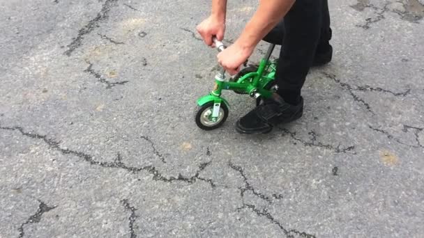 Cyklister kör en mini cykel — Stockvideo