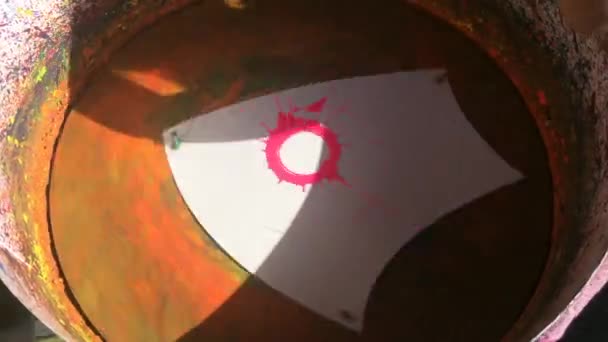 Cercles de peinture pour enfants dans un tube tournant — Video