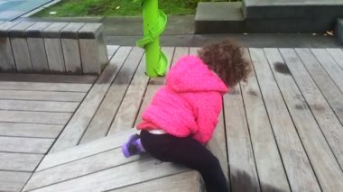 Llittle kız çapraz Bahçesi engelleri