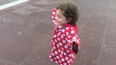 Mutlu küçük kız şehirde kare çalışır