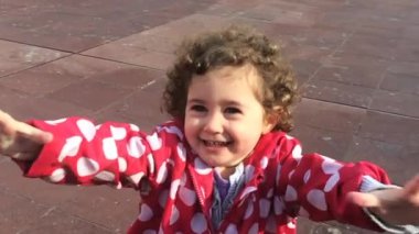 Mutlu küçük kız kuşlar sonra çalışır