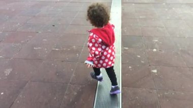 Mutlu küçük kız şehirde kare çalışır