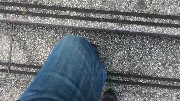 Homme jambes monter les escaliers — Video