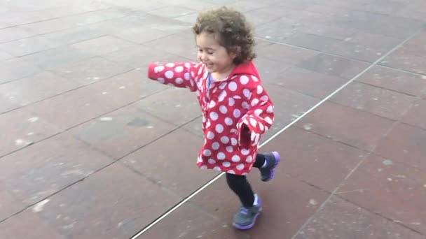 Feliz niña corre en la plaza de la ciudad — Vídeos de Stock