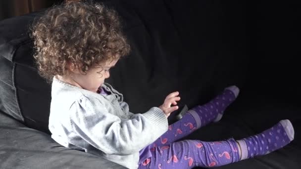 Bambino giocare sul telefono cellulare — Video Stock