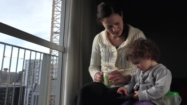 Madre e hijo juegan en el teléfono móvil — Vídeo de stock