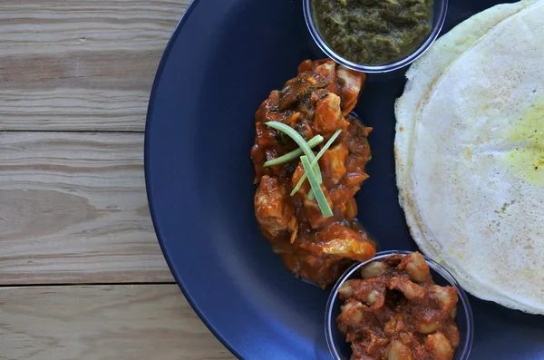 Plat leggen van Indiaas eten, Kip Curry geserveerd met Masala Dosa — Stockfoto