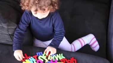 İngilizce alfabesi harfleri küçük kız öğrenir