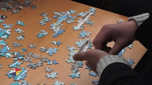 Person spielen Puzzle — Stockvideo