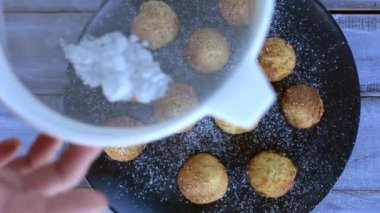 Pudra şekeri mini kekler yağmurlama kadın