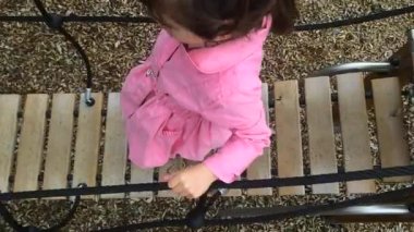 Kız bir köprü üstünden geçiyor.