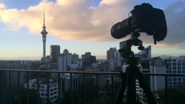 Skyline van de toeristische camera fotograferen-stad — Stockvideo