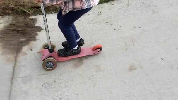 Joven chica monta un scooter — Vídeos de Stock