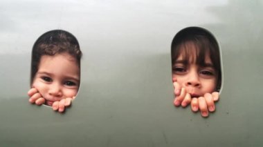 İki kız kardeş birlikte oyun alanında oynamak