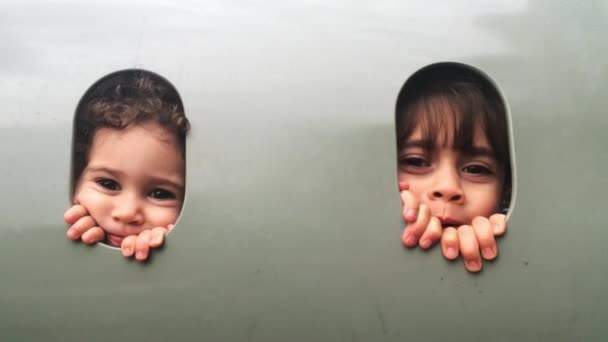 Két testvér együtt játszanak a játszótéren — Stock videók