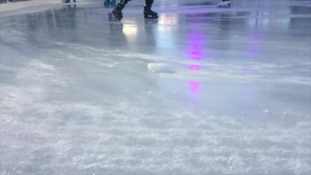 Jambes au ralenti des jeunes Patinage sur glace — Video