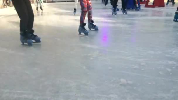 Time lapse of people piernas Patinaje sobre hielo — Vídeo de stock