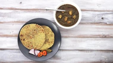 Gucerat dili gözleme Methi Thepla Pencap dili Palak Paneer ile hizmet.