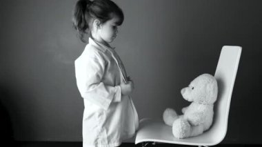 Çocuk rol yapma doktor ile teddybear