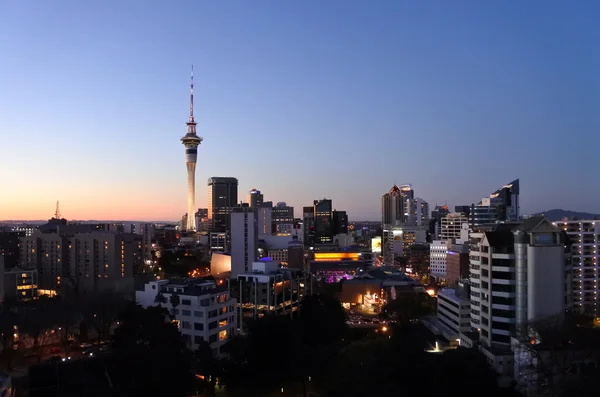 Stedelijk landschap uitzicht op de skyline van Auckland Cbd in de schemering — Stockfoto