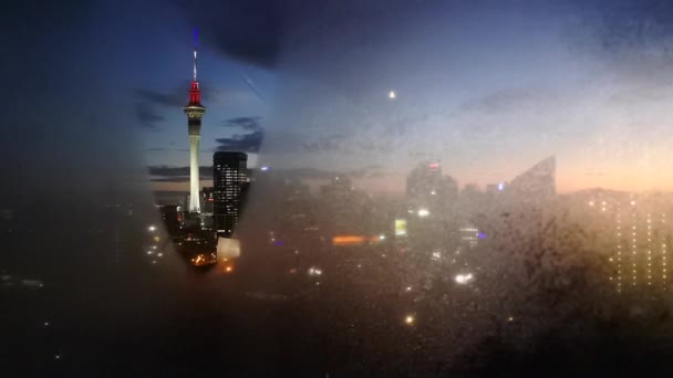 Zeitraffer des Auckland Sky Tower bei Sonnenaufgang — Stockvideo