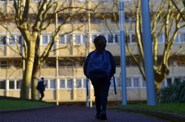 Menina caminha para a escola sozinha na rua — Fotografia de Stock