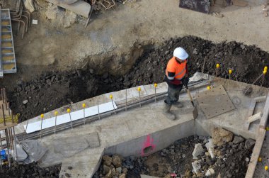 İnşaat işçisi bir buildin içinde görevlerine boğulmuş