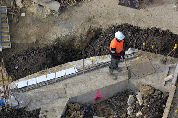 İnşaat işçisi bir buildin içinde görevlerine boğulmuş — Stok fotoğraf