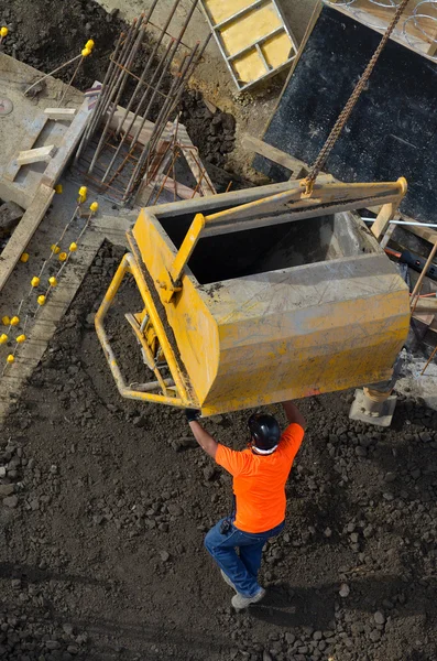 Travailleur sur chantier pendant le coulage du béton dans le coffrage — Photo