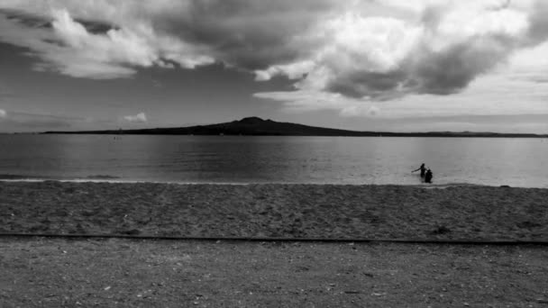 Timelapse weergave van Rangitoto Island van Mission Bay Beach — Stockvideo