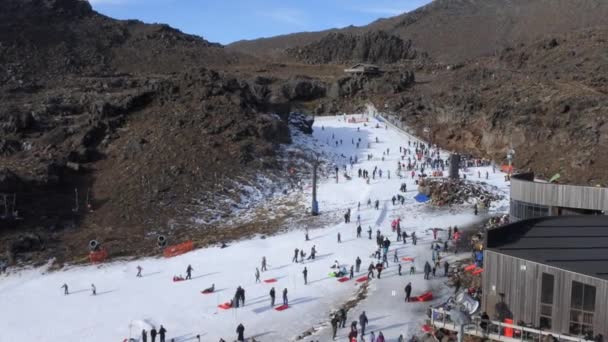 Felismerhetetlen, emberek, síelés a Mount Ruapehu a Tongariro National Park — Stock videók