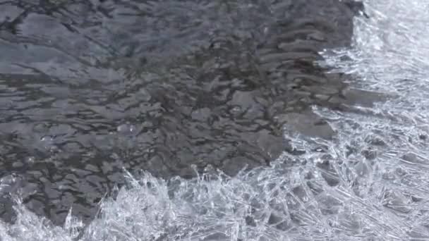 Ледяной край кристаллов воды — стоковое видео