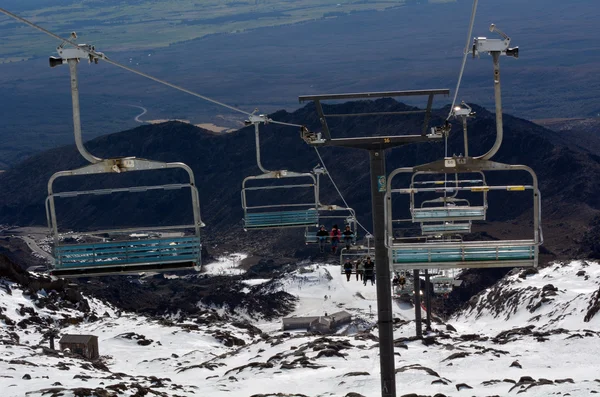 Mensen reizen op de skilift naar de top van de Mount Ruapehu — Stockfoto