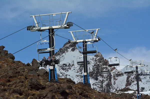 オークランド ニュージーランドの北の島の中心部にトンガリロ国立公園のルアペフ山のスキー場のリフトに 2016 People — ストック写真