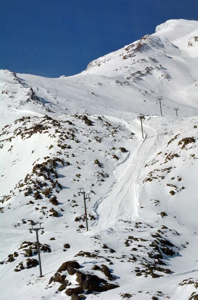 到顶部 Ruapehu 滑雪场的滑雪缆车 — 图库照片