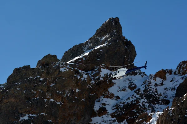 Vuelo en helicóptero sobre el monte Ruapehu en el Parque Nacional Tongariro — Foto de Stock