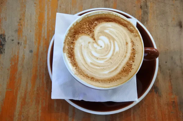 Düz beyaz bir fincan kahve içecek düz yatıyordu görünümü